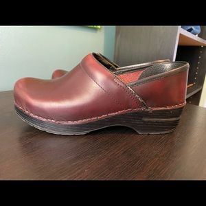 Dansko size 39 clogs.